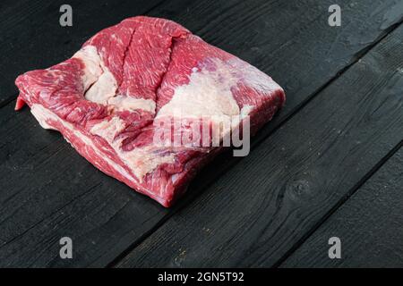 Ensemble de bœuf de veau brut au cercueil, sur fond de table en bois noir, avec espace de copie pour le texte Banque D'Images