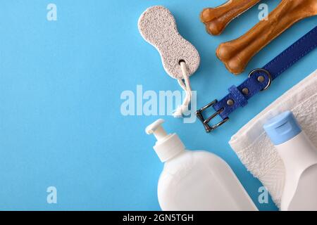 Produits d'entretien pour pelage de chien sur fond bleu. Vue de dessus. Composition horizontale. Banque D'Images