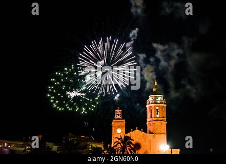 Sitges Cataluña España castillo de fuegos atlificiades de la fiesta de santa tecla 2021 Banque D'Images