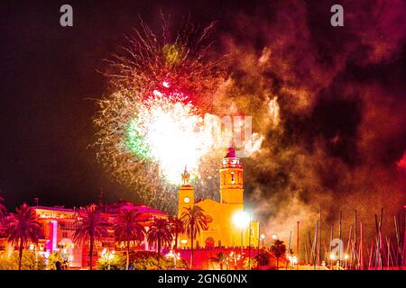 Sitges Cataluña España castillo de fuegos atlificiades de la fiesta de santa tecla 2021 Banque D'Images