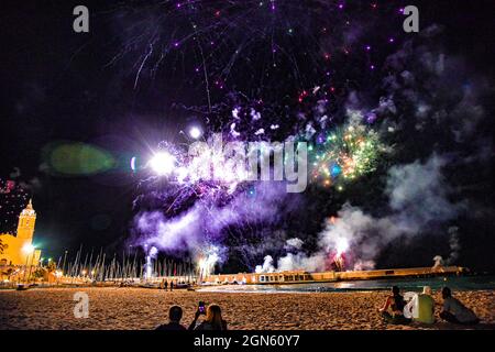 Sitges Cataluña España castillo de fuegos atlificiades de la fiesta de santa tecla 2021 Banque D'Images