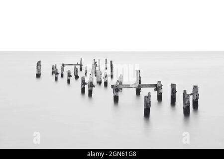 Image monochrome en exposition longue présentant Swanage Old Pier, Dorset. Banque D'Images