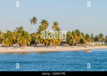 PLAYA GIRON, CUBA - 14 FÉVRIER 2016 : personnes sur une plage dans le village de Playa Giron, Cuba. Banque D'Images