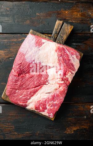 Ensemble de bœuf au veau brut, sur fond de table en bois foncé, avec vue sur le dessus Banque D'Images