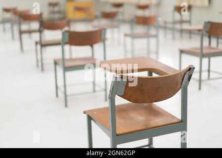 Salle de classe vide sans élèves en raison de la pandémie COVID-19 et de la fermeture des écoles Banque D'Images