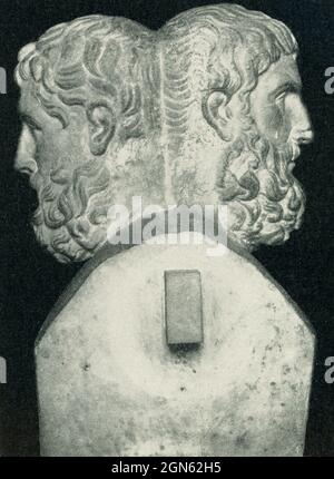 Cette photo de 1910 montre le double herme d'Epicurus et de Metadorus. La sculpture est de style hellénistique. Epicurus (341–270 av. J.-C.) était un philosophe et sage grec ancien qui fondait Epicuranism, une école de philosophie très influente. Metrodorus de Chios était un philosophe grec qui a vécu au 4ème siècle avant Jésus-Christ Herm, dans la religion grecque, se réfère à un objet sacré de pierre lié au culte d'Hermes, le dieu de la fertilité. Ceux-ci étaient habituellement surmontés par la tête barbu d'Hermes (d'où le nom) ou autre figure (ici Epicurus et Metadorus). L'original est au Louvre à Paris. Banque D'Images