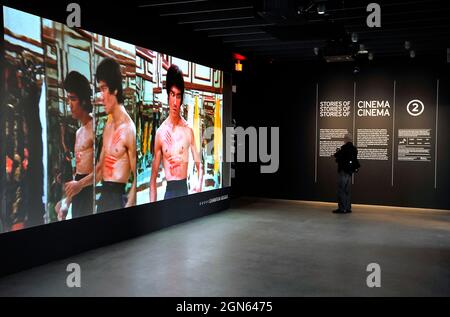 Bruce Lee projection d'un film sur un écran à l'entrée pour exposer au musée Academy of Motion Pictures à Los Angeles, Californie Banque D'Images