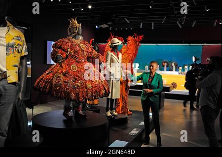Jacqueline Stewart parle d'une exposition de costumes dont un du film Midsommar, au Musée de l'Académie de Motion Pictures à L.A. Banque D'Images