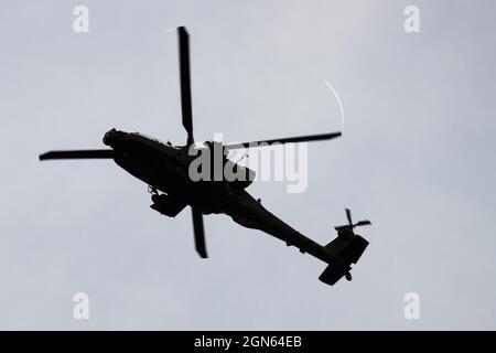 L'armée Apache attaque l'hélicoptère en vol d'en dessous avec des tourbillons de rotor Banque D'Images