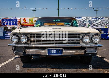 Reno, NV - 3 août 2021 : coupé de ville 1962 de Cadillac à un salon de l'auto local. Banque D'Images