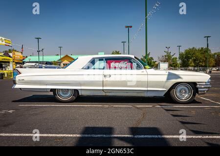 Reno, NV - 3 août 2021 : coupé de ville 1962 de Cadillac à un salon de l'auto local. Banque D'Images