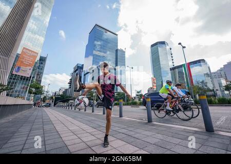 Mexico, Mexico, Mexique. 22 septembre 2021. Anthony Nogues, 20 ans, est le champion national actuel du football acrobatique au Mexique, à partir de l'âge de 14 ans, il a commencé à pratiquer ce sport, auquel il consacre 6 heures d'entraînement par jour, Il a participé à trois championnats du monde en République tchèque et un Red Bull Street style à Miami, comme un fait curieux, n'aime pas le football et a mentionné que même s'ils sont deux sports qui sont joués avec la même chose, ils sont totalement différents. Crédit : Luis Licona/ZUMA Wire/Alay Live News Banque D'Images