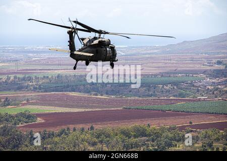 Des soldats de l'aviation de la Compagnie Alpha, 2e Bataillon, 25e Régiment d'aviation, 25e Brigade d'aviation de combat, ont effectué un vol de familiarisation d'Oahu au ministre de la Défense nationale de la République de Corée, Suh Wook, le 22 septembre 2021. La visite aérienne a été effectuée sur un UH-60 Blackhawk et comprenait diverses bases militaires et sites historiques d'Oahu. (É.-U. Photo de l'armée par le Sgt. Ezra Camarena/25e Brigade de l'aviation de combat) Banque D'Images