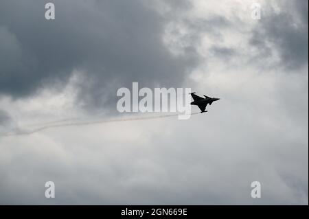 A JAS-29 Gripen affiche les limites de capacité des avions à l'aéroport Leoš Janáček Ostrava, République Tchèque, pour le 20e anniversaire des Journées de l'OTAN, le 18 septembre 2021. À l'origine, l'événement était une présentation publique régionale des forces armées, de la police et des sauveteurs. Il est devenu depuis le plus grand salon aérien, militaire et de sécurité d'Europe centrale. La solidarité et l'unité avec les alliés et les partenaires renforcent la confiance et la crédibilité. (É.-U. Air National Guard photo par Airman 1ère classe Alexander D. Schrainer) Banque D'Images