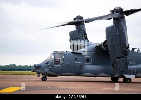 Un CV-22A Osprey affecté aux taxis de l'escadre des opérations spéciales 352d sur la ligne de vol lors d'un exercice Agile combat Employment à la RAF Fairford, en Angleterre, le 13 septembre 2021. L'exercice permet aux forces américaines en Europe d'opérer à partir de sites ayant des niveaux variables de capacité et de soutien. Cela garantit en outre que les aviateurs et les équipages sont postinés pour fournir une puissance de combat mortelle sur toute la gamme des opérations militaires. (É.-U. Photo de la Force aérienne par le premier Airman Eugene Oliver) Banque D'Images