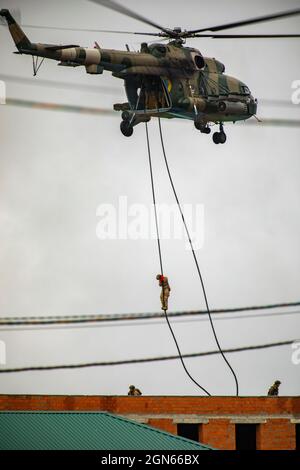 Des soldats ukrainiens se cordent rapidement d'un HÉLICOPTÈRE MI-8, pendant le Rapid Trident 2021. Des soldats de 15 nations participent à l'exercice. Les Américains observent que des soldats ukrainiens, polonais et lituaniens mènent des opérations urbaines contre l'OPFOR ukrainien. Banque D'Images