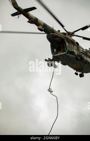 Des soldats ukrainiens se cordent rapidement d'un HÉLICOPTÈRE MI-8, pendant le Rapid Trident 2021. Des soldats de 15 nations participent à l'exercice. Les Américains observent que des soldats ukrainiens, polonais et lituaniens mènent des opérations urbaines contre l'OPFOR ukrainien. Banque D'Images