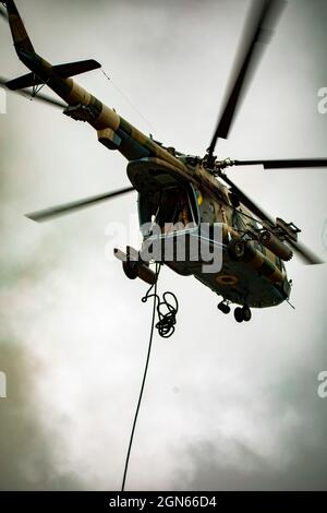 Des soldats ukrainiens se cordent rapidement d'un HÉLICOPTÈRE MI-8, pendant le Rapid Trident 2021. Des soldats de 15 nations participent à l'exercice. Les Américains observent que des soldats ukrainiens, polonais et lituaniens mènent des opérations urbaines contre l'OPFOR ukrainien. Banque D'Images