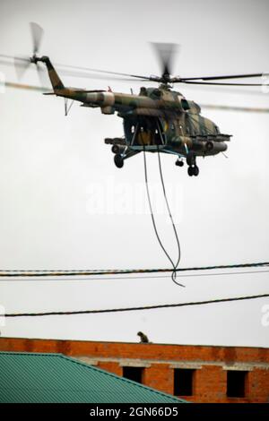 Des soldats ukrainiens se cordent rapidement d'un HÉLICOPTÈRE MI-8, pendant le Rapid Trident 2021. Des soldats de 15 nations participent à l'exercice. Les Américains observent que des soldats ukrainiens, polonais et lituaniens mènent des opérations urbaines contre l'OPFOR ukrainien. Banque D'Images