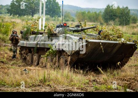 Des soldats ukrainiens mènent des opérations urbaines, au cours de la Trident rapide 2021. Des soldats de 15 nations participent à l'exercice. Les Américains observent que des soldats ukrainiens, polonais et lituaniens mènent des opérations urbaines contre l'OPFOR ukrainien. Banque D'Images