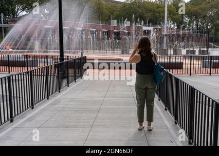 NEW YORK, NEW YORK - SEPTEMBRE 22 : une femme photographie la nouvelle aire de jeu aquatique lors d'une coupe de ruban dans le terrain de jeu de Charybdis à Astoria Park à Astoria, Queens, le 22 septembre 2021 à New York. Crédit : Ron Adar/Alay Live News Banque D'Images