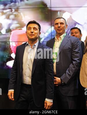 Kiev, Ukraine. 21 avril 2019. Serhiy Shefir (R) et Volodymyr Zelensky (L), candidat présidentiel ukrainien, au siège de la campagne présidentielle. (Photo de Pavlo Gonchar/SOPA Images/Sipa USA) crédit: SIPA USA/Alay Live News Banque D'Images