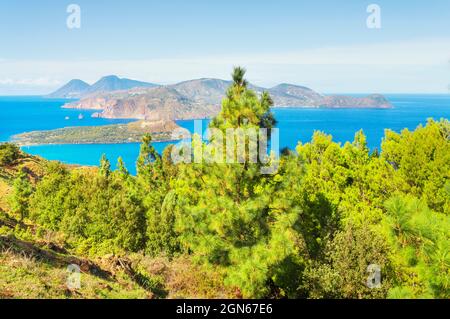 Vue sur l'île de Lipari et Salina, l'île de Vulcano, les îles éoliennes, la Sicile, l'Italie Banque D'Images