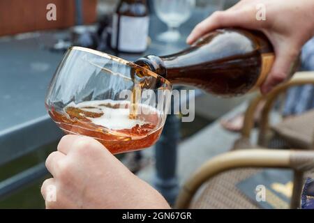 Bière versée dans un verre aux pays-Bas Banque D'Images