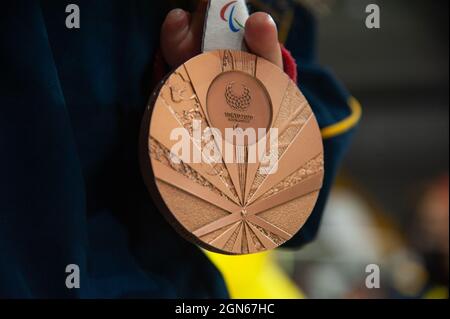 Laura Gonzalez, médaille de bronze de natation, pose une photo avec sa médaille de bronze paralympique lors d'un événement de bienvenue aux athlètes paralympiques de Colombie qui ont participé aux Jeux paralympiques de Tokyo 2020+1, à Bogota, en Colombie, le 21 septembre 2021. Banque D'Images