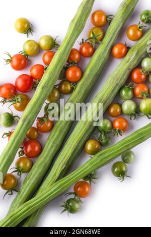 tomates cerises au moringa ou au pilon, légumes sains sur une surface blanche, gros plan Banque D'Images