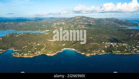 Vue d'en haut, prise de vue aérienne, vue panoramique sur une côte verte avec la magnifique plage de Prince (Spiaggia del principe) Banque D'Images
