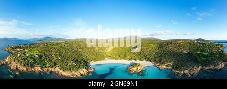 Vue d'en haut, prise de vue aérienne, vue panoramique sur une côte verte avec la magnifique plage de Prince (Spiaggia del principe) Banque D'Images
