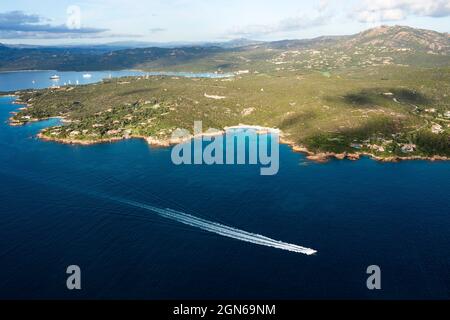 Vue d'en haut, prise de vue aérienne, vue panoramique sur une côte verte avec la magnifique plage de Prince (Spiaggia del principe) Banque D'Images
