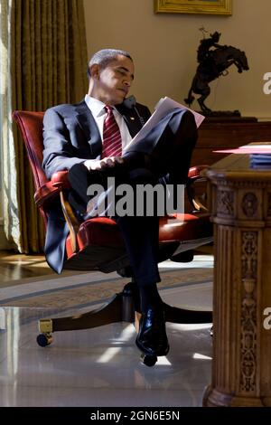 Le président Barack Obama passe les journaux au téléphone dans le bureau ovale, le 12 février 2010. (Photo officielle de la Maison Blanche par Pete Souza) cette photo officielle de la Maison Blanche est disponible uniquement pour publication par les organismes de presse et/ou pour impression personnelle par le(s) sujet(s) de la photo. La photographie ne peut être manipulée d'aucune manière et ne peut pas être utilisée dans des documents commerciaux ou politiques, des publicités, des courriels, des produits, des promotions qui, de quelque manière que ce soit, suggèrent l'approbation ou l'approbation du Président, de la première famille ou de la Maison Blanche. Banque D'Images