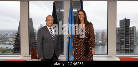 Le ministre tunisien des Affaires étrangères, Othman Jerandi, rencontre le ministre tunisien des Affaires étrangères, Sophie Wilmes, avant une réunion bilatérale, à marge, lors de la 76e session Banque D'Images