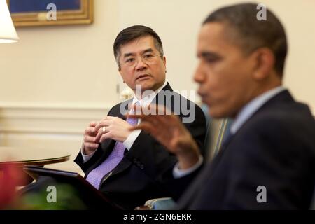 Le président Barak Obama rencontre le secrétaire au Commerce Gary Locke dans le bureau ovale, le 24 février 2010. (Photo officielle de la Maison Blanche par Pete Souza) cette photo officielle de la Maison Blanche est disponible uniquement pour publication par les organismes de presse et/ou pour impression personnelle par le(s) sujet(s) de la photo. La photographie ne peut être manipulée d'aucune manière et ne peut pas être utilisée dans des documents commerciaux ou politiques, des publicités, des courriels, des produits, des promotions qui, de quelque manière que ce soit, suggèrent l'approbation ou l'approbation du Président, de la première famille ou de la Maison Blanche. Banque D'Images