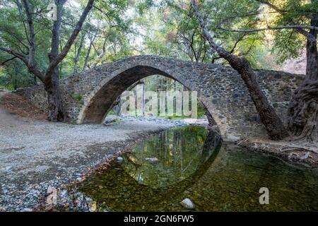 Pont Kelefos pont vénitien médiéval traversant la rivière Dhiarizos dans la forêt de pafos, dans le district de Limassol, Chypre Banque D'Images