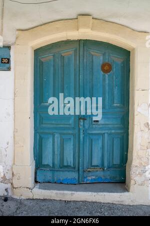 Porte chypriote traditionnelle, village d'Omodos, Chypre. Banque D'Images