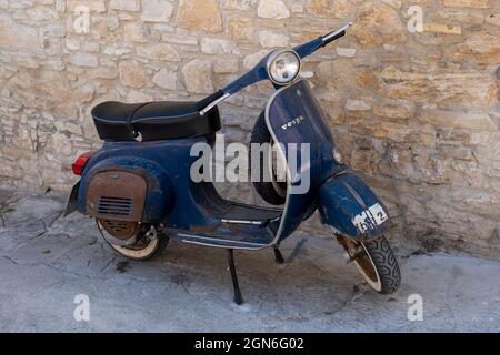 Vespa scooter, garée dans une rue arrière dans le village d'Omodos, Chypre. Banque D'Images