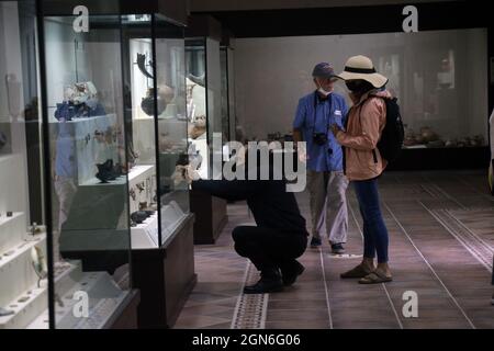 Ankara, Turquie. 22 septembre 2021. Les personnes portant un masque facial visitent le musée Gordion à Ankara, Turquie, le 22 septembre 2021. Le musée présente des poteries, des outils et d'autres objets de l'âge de bronze issus des fouilles archéologiques de la région. Crédit: Mustafa Kaya/Xinhua/Alamy Live News Banque D'Images