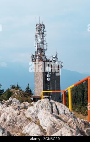 Verticale d'une tour de télécommunication contre le ciel bleu ciel nuageux Banque D'Images