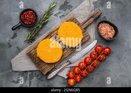Ensemble de patties hamburger au saumon cru, sur fond de table en pierre grise, plan de dessus Banque D'Images