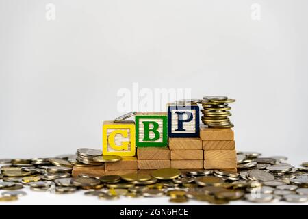 Forex GBP concept avec des blocs en bois et des pièces. Forx GBP lettres sur des blocs de bois sorarrondie avec de l'argent Banque D'Images