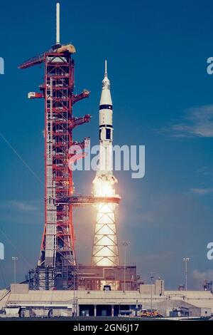 CAPE CANAVERAL, Floride – le projet d’essai Apollo Soyuz le véhicule de lancement de l’IB de Saturn s’est éloigné du complexe de lancement 39B de la KSC à 3 h 50 aujourd’hui. Les astronautes de l'ASTP Thomas Stafford, Vance Brand et Donald Slayton étaient à bord du module de commandement Apollo. Les astronautes se renverront et se débarceront avec un engin spatial Soyouz, lancé ce matin à partir de l'installation de lancement de Baikonour en Union soviétique, transportant des cosmonautes soviétiques Aleksey Leonov et Valeriy Kubasov. Le premier vol spatial international à bord d'un équipage a été un rendez-vous et une mission d'amarrage conjoints des États-Unis et de l'URSS. Le projet d'essai Apollo-Soyuz, ou ASTP, aussi Banque D'Images