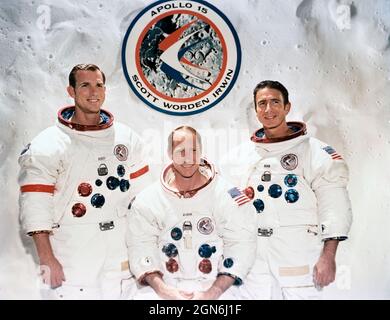 (Juillet 1971) --- ces trois astronautes sont l'équipage principal de la mission d'atterrissage lunaire Apollo 15. Ils sont, de gauche à droite, David R. Scott, commandant; Alfred M. Worden, Pilote du module de commande; et James B. Irwin, pilote du module lunaire. L'emblème Apollo 15 est en arrière-plan. Banque D'Images