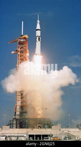 (15 juillet 1975) --- le véhicule spatial Apollo/Saturn 1B du projet d'essai Apollo-Soyuz (ASTP) de la NASA est lancé à partir de Pad B, Launch Complex 39, Kennedy Space Center (KSC), en Floride, à 3 h 50 (HAE), le 15 juillet 1975, pour commencer le vol de rattrapage d'Apollo vers le vaisseau spatial soviétique Soyuz déjà en orbite autour de la Terre. Les astronautes Thomas P. Stafford, Vance D. Brand et Donald K. (Deke) Slayton étaient à bord de l'engin spatial Apollo Banque D'Images