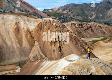 Landmannalaugar, Islande - 30 juillet 2017 : randonneurs dans les montagnes volcaniques de Landmannalaugar, dans la réserve naturelle de Fjallabak. Islande Banque D'Images