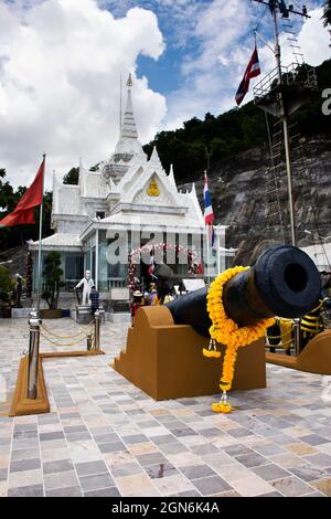 L'amiral Prince Abhakara Kiartivongse du Ministre de la Marine royale siamnoise Shrine pour les gens thaïlandais foriegn voyageurs visite respect prier à Sairee Banque D'Images