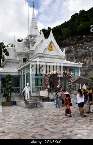 Le monument Krom Luang Chumphon ou le sanctuaire de l'amiral Prince Abhakara Kiartivongse pour les gens thaïlandais foriegn les voyageurs visitent respect prier à Sairee B Banque D'Images