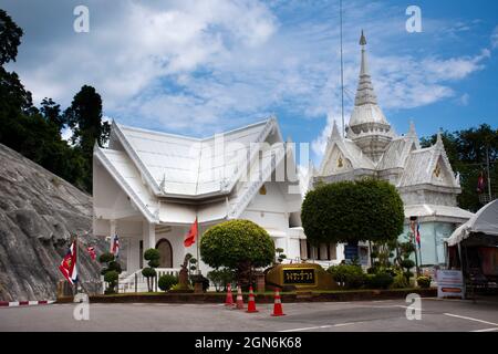 L'amiral Prince Abhakara Kiartivongse du Ministre de la Marine royale siamnoise Shrine pour les gens thaïlandais foriegn voyageurs visite respect prier à Sairee Banque D'Images